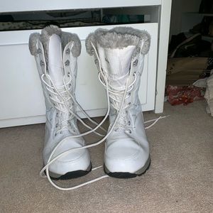Snow boots